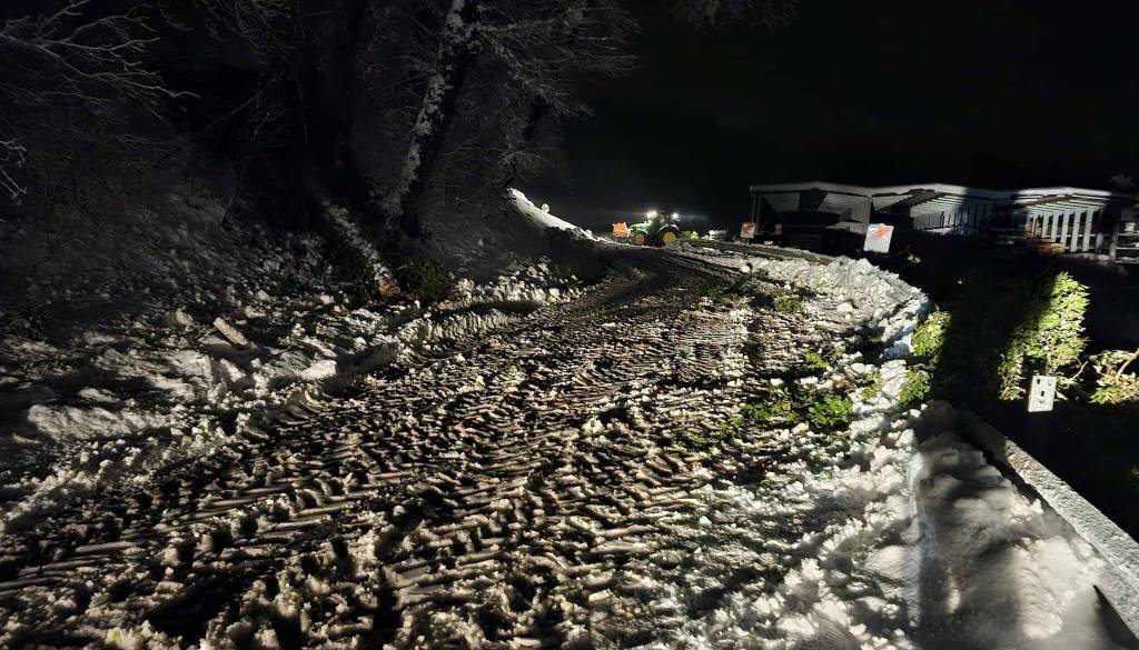 Težav še ni konec: Nove poškodbe omrežja, ekipe na terenu sproti odpravljajo okvare