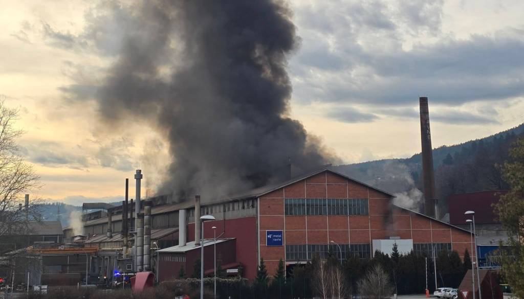 Zagorelo v večji proizvodni hali, zaposlene evakuirali