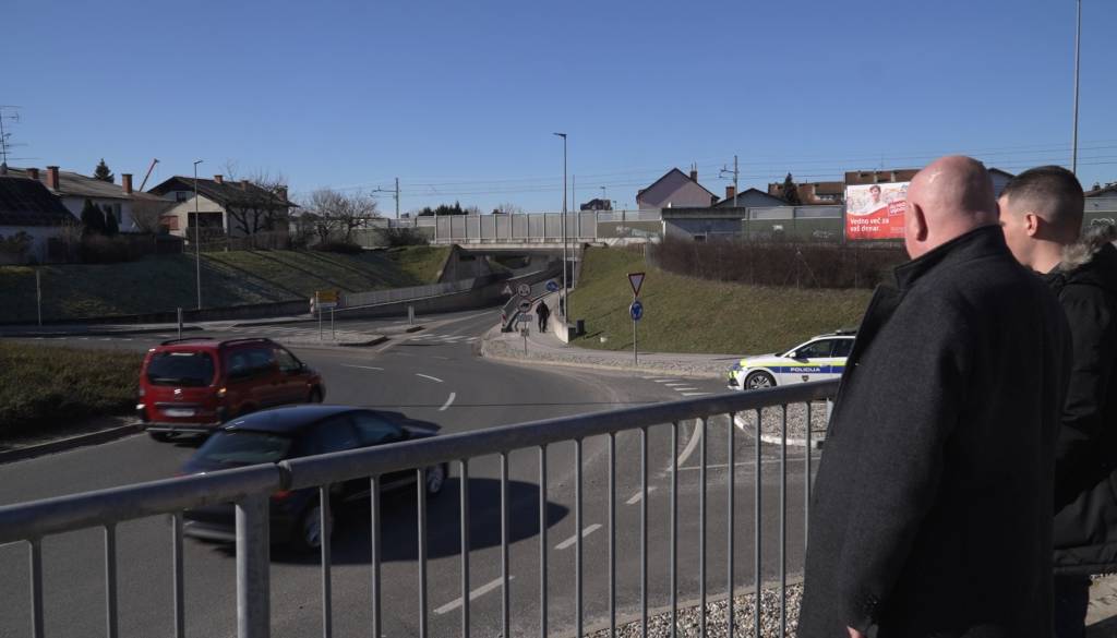 VIDEO: Kako se pravilno voziti v krožišču pri Lidlu in zakaj je med snemanjem posredovala policija