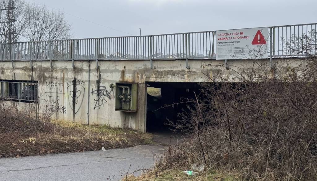 Poziv Arsenoviču: Nemudoma zagotovite začasne parkirne površine za stanovalce, ki so po zaprtju garaže ostali brez