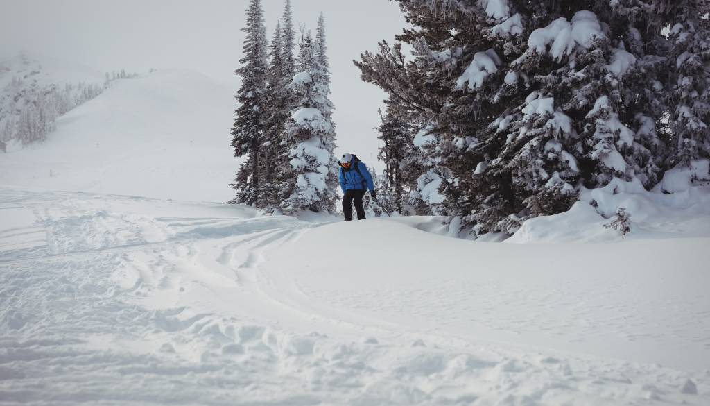 Sankača trčila v 72-letno pohodnico in pobegnila, policija išče očividce nesreče 