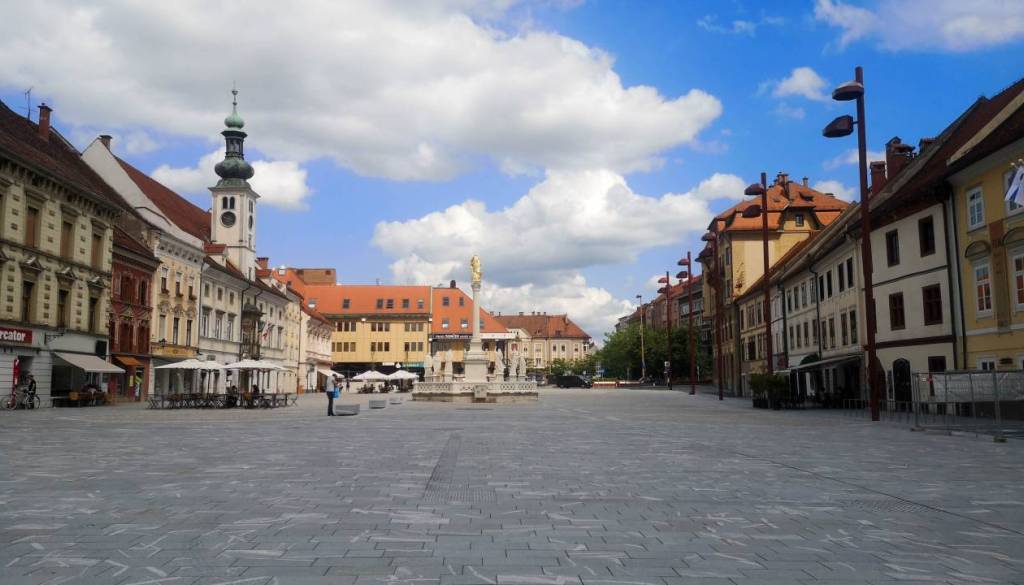 Mariborska občina v strogem centru mesta oddaja dve parkirni mesti. Kakšna je mesečna najemnina?