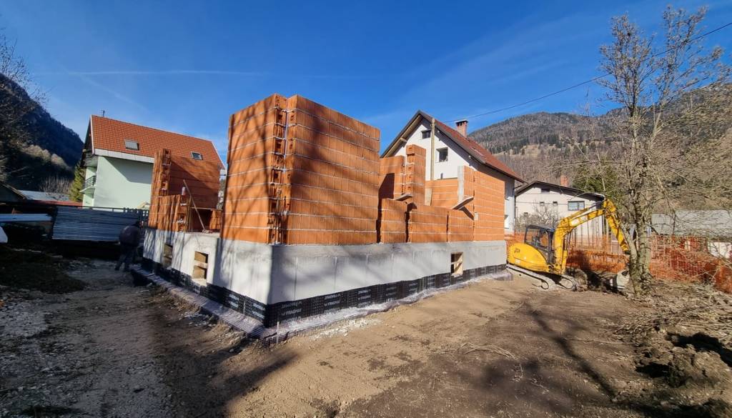 V Mojstrani raste nov večstanovanjski objekt za mlade družine