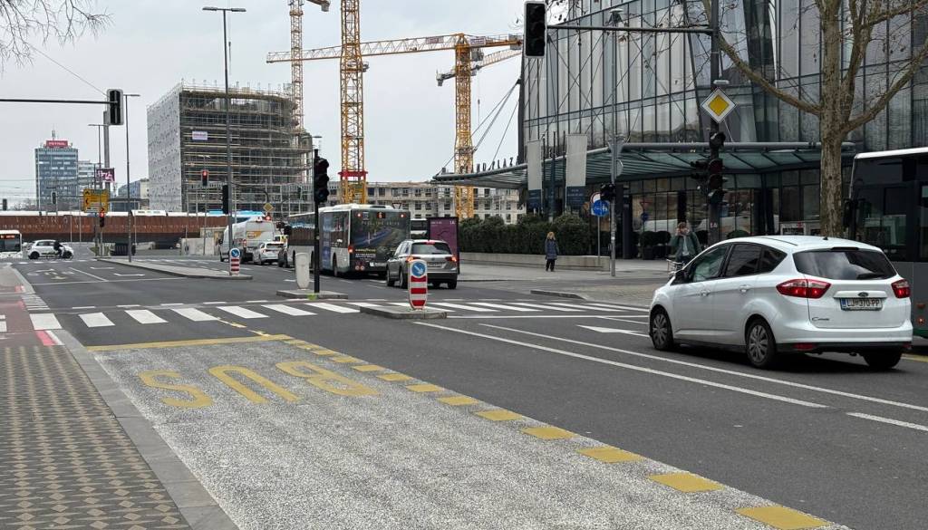Na Bavarskem dvoru omagal semafor, zato previdno na Slovenski cesti