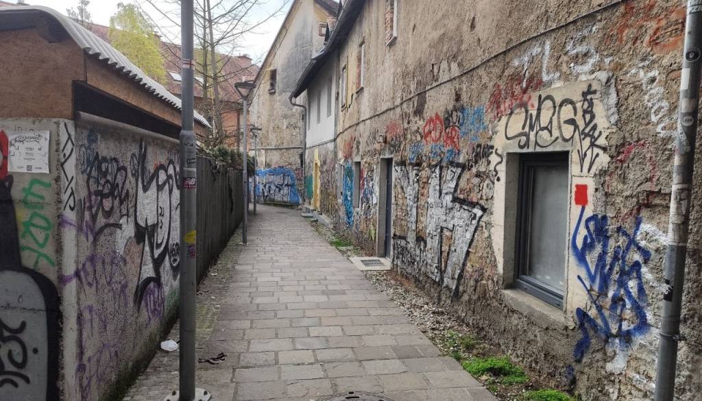 FOTO: Strešniki padajo na šolarje! Pasaža na Komenskega ogroža otroke