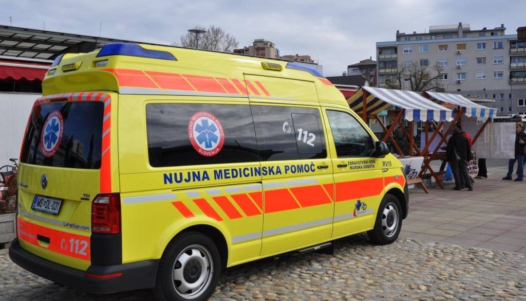 Huda delovna nesreča: 36-letnega moškega povozil delovni stroj