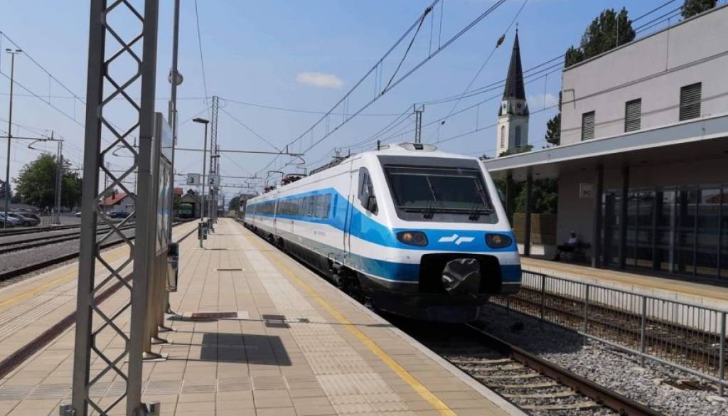 Slovenske železnice zavračajo očitke o prometni odrezanosti: »Kar 75 odstotkov vseh vlakov je rednih«