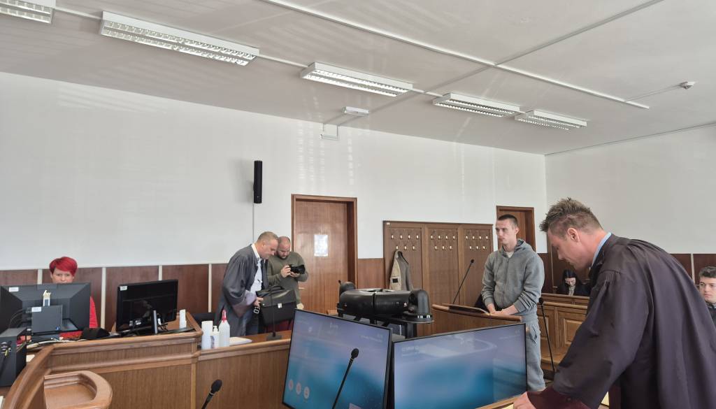 FOTO: Osumljenec več tatvin v hišah in restavraciji v Beltincih na zatožni klopi