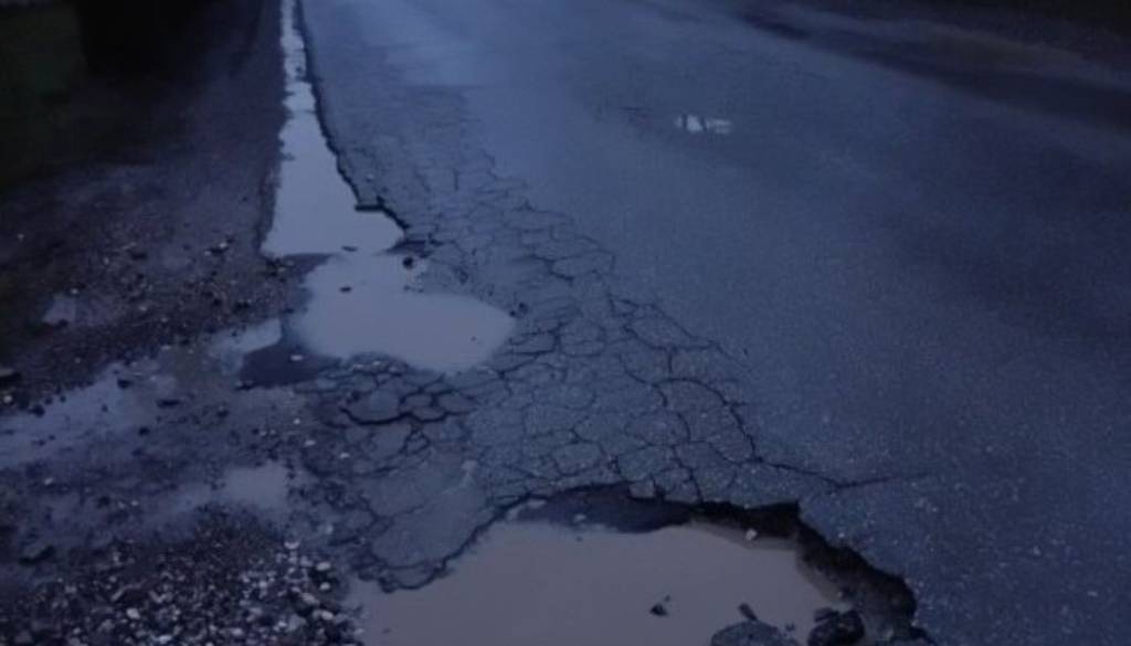 Cesta v Prod postaja past za kolesarje in pešce: Župan obljublja 'nujno sanacijo', kdaj pa bo nova cesta?
