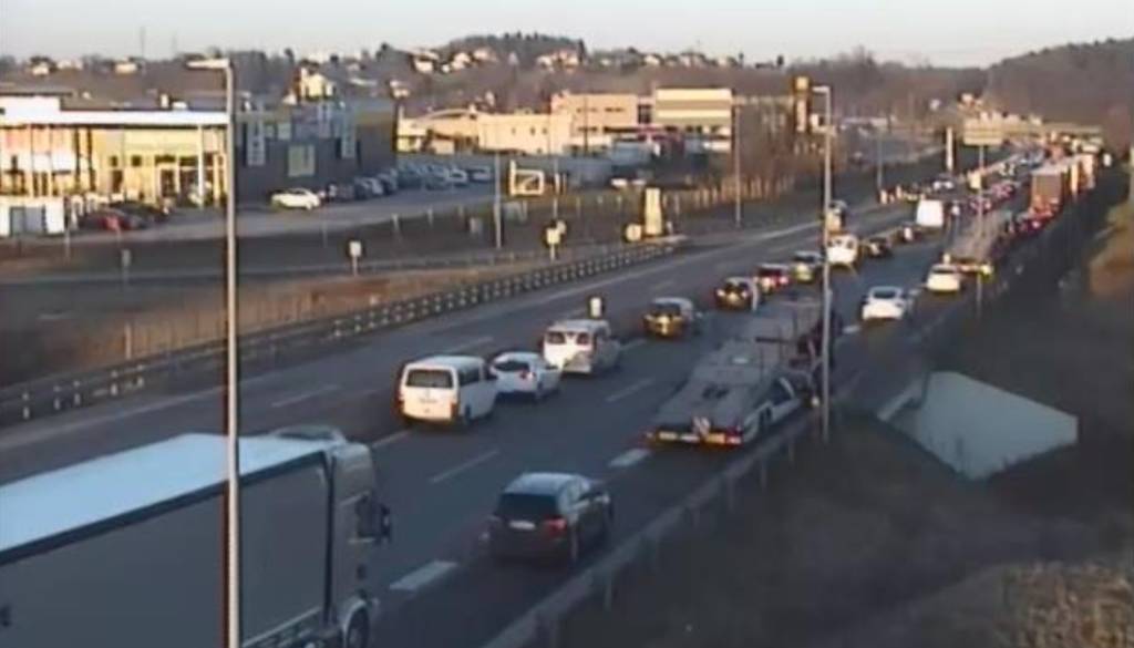 Zaradi nesreče na štajerski avtocesti zaprt vozni pas, nastaja zastoj