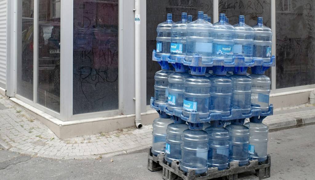 Izredne razmere sprožile naval: Štajerci pokupili pitno vodo, zaloge naj bi pošle