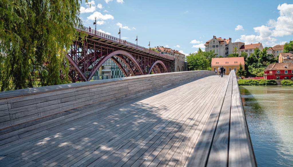 Tik ob Splavarski brvi v Mariboru naprodaj osem stanovanj v eni mansardi. Cena? Skoraj 600.000 evrov