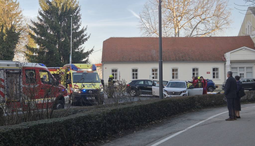 55-letna voznica izsilila prednost na Lendavski ulici, dve osebi poškodovani