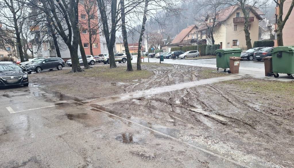 Občina domačinom: To ni parkirišče 