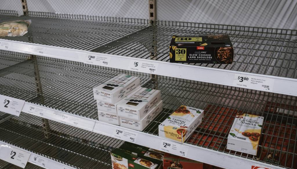 Zakaj so nekatere police v Hoferju napol prazne? To odgovarja trgovec
