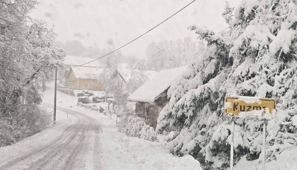 Rekordne padavine in obsežen snegolom, agencija za okolje izdala poročilo 