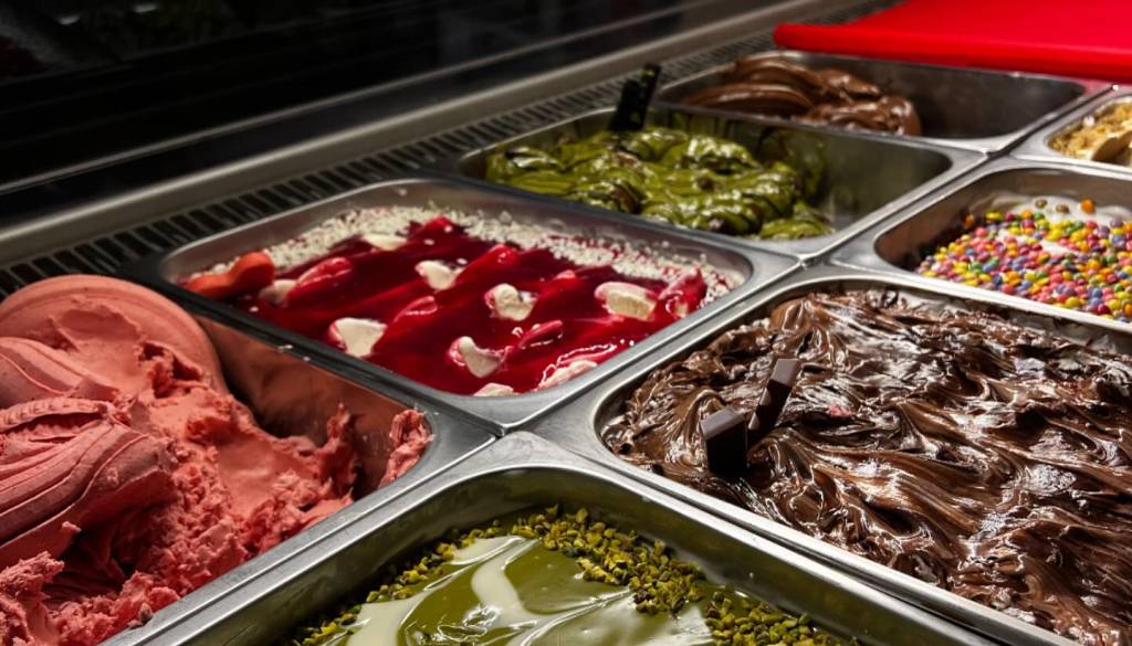 V tej radovljiški kavarni rušijo stereotipe: Sladoled začeli streči še zdaj