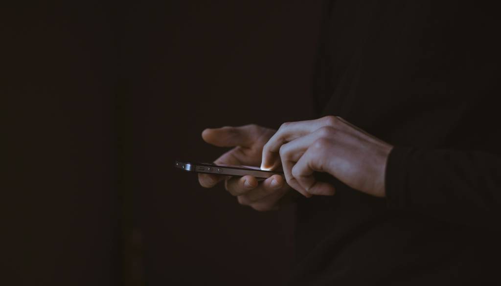 Obsežen izpad mobilnih storitev, številni brez signala