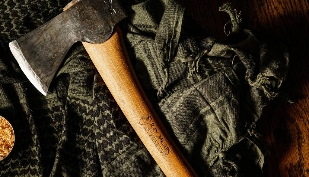 Spor se je končal krvavo: S sekiro nad soseda, zdaj ga čaka zapor