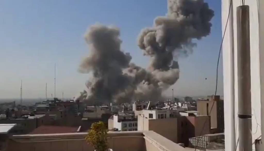 Izrael začel »preventivni napad« na Iran, v napadih sodelujejo ZDA