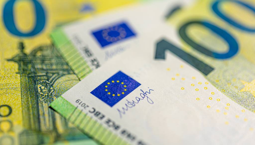 V obtoku več ponarejenih bankovcev, policija poziva k previdnosti