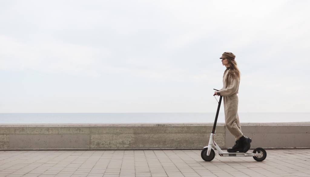 Od danes naprej višja starostna omejitev za vožnjo z e-skiroji