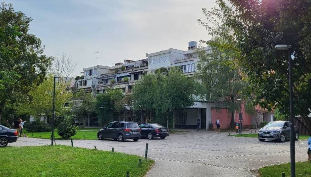 Nevarni količki v Kosezah so kar ostali, čeprav tam prometa več ni – Janković bo Koseze zdaj tako uredil