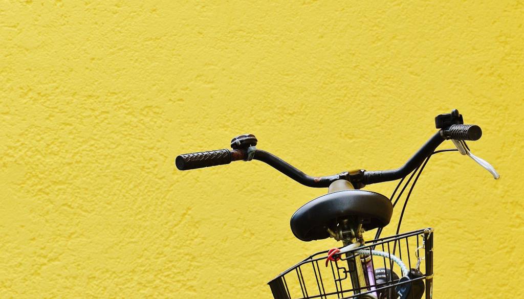 Na Slomškovi v avtomobil trčil kolesar