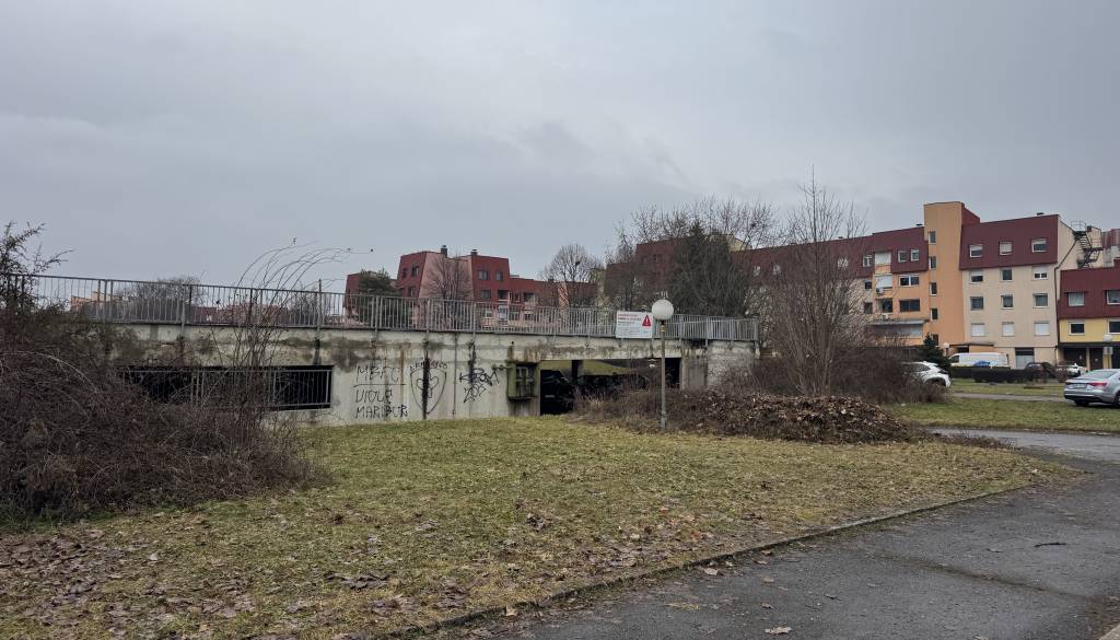 FOTO in VIDEO: Mariborčani zgroženi in jezni. O zaprtju garaže so izvedeli z listkov na avtih