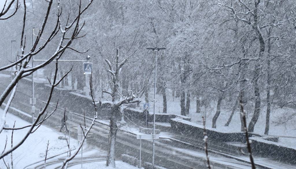 Oblačno vreme z dežjem, prihaja tudi nova pošiljka snega 