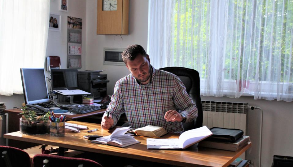 Duhovnik Mitja Andrejek po odločitvi cerkvenega sodišča zaključil službovanje