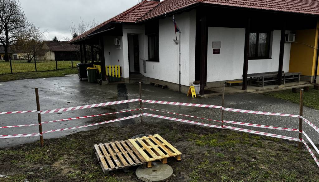 Luknja ob vhodu v vrtec sanirana, ravnateljica: »Posebej pa velja poudariti, da je šlo za pilotno investicijo«