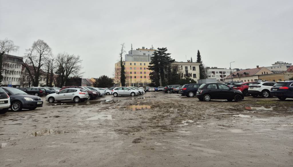 FOTO in VIDEO: Divje parkirišče 'tone' v blatu, vozniki skoraj obstali v luknjah