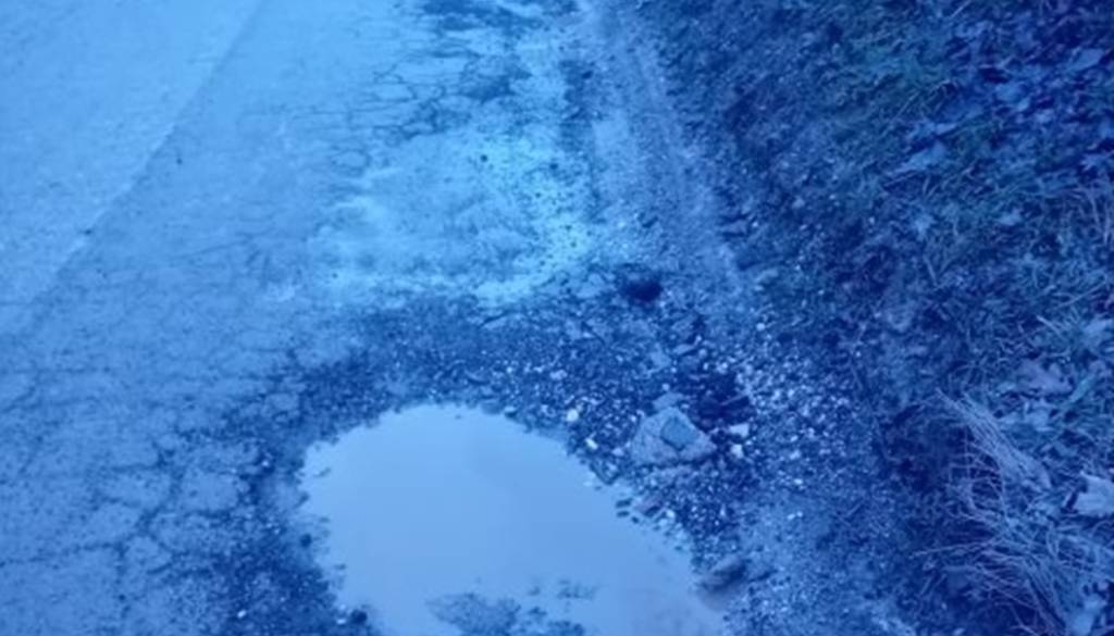 Stanje v Črnučah tako katastrofalno, da pešci hodijo kar po cesti