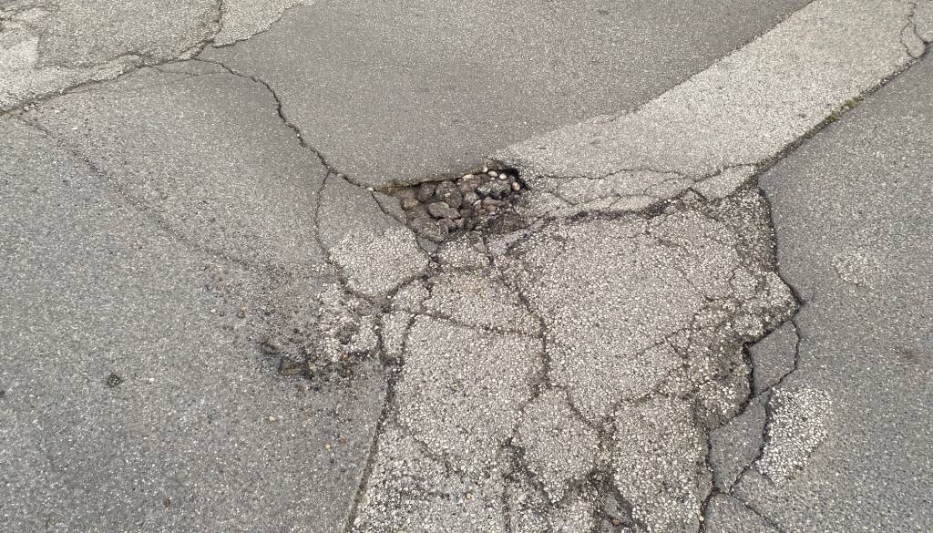 Po zimi več udarnih jam: