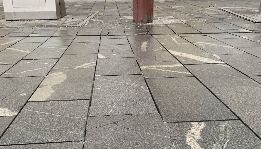 FOTO in VIDEO: Sneg je skopnel in razkril stare težave na Glavnem trgu 