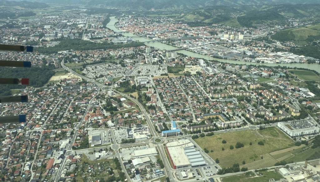 Od začasnih parkirišč do velikega mobilnostnega vozlišča. Kje v Mariboru načrtujejo nova parkirna mesta?
