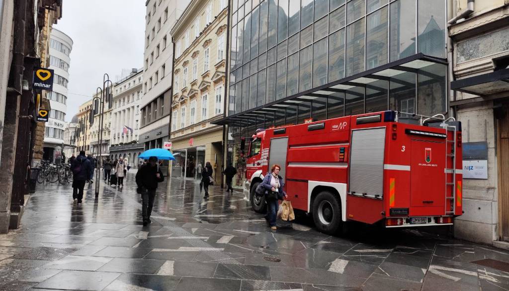 FOTO: Zakaj trije gasilci z vozilom GVC-2 tudi ponoči stražijo trgovino na Čopovi?