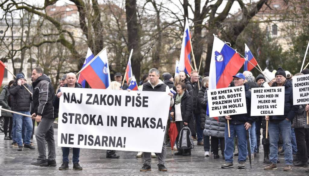 FOTO in VIDEO: Protest kmetov v središču Ljubljane