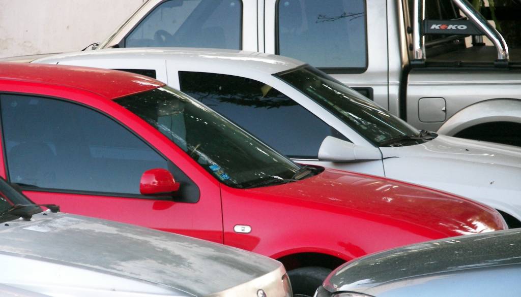 Ženska na parkirišču poškodovala avto ter zmerjala in vpila na moškega