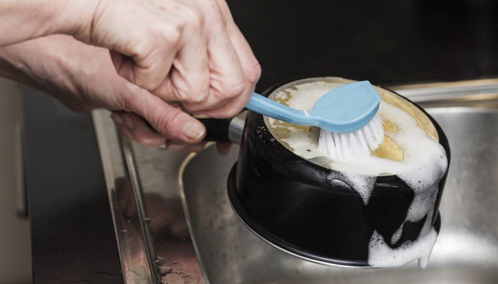 Tako zažgano ponev očistite brez kemikalij