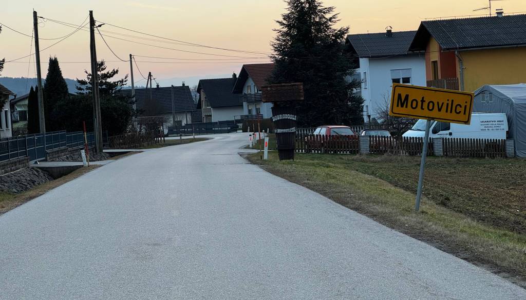 Tudi skozi to vas na Goričkem dnevno divjajo vozniki, županja obljublja pločnike