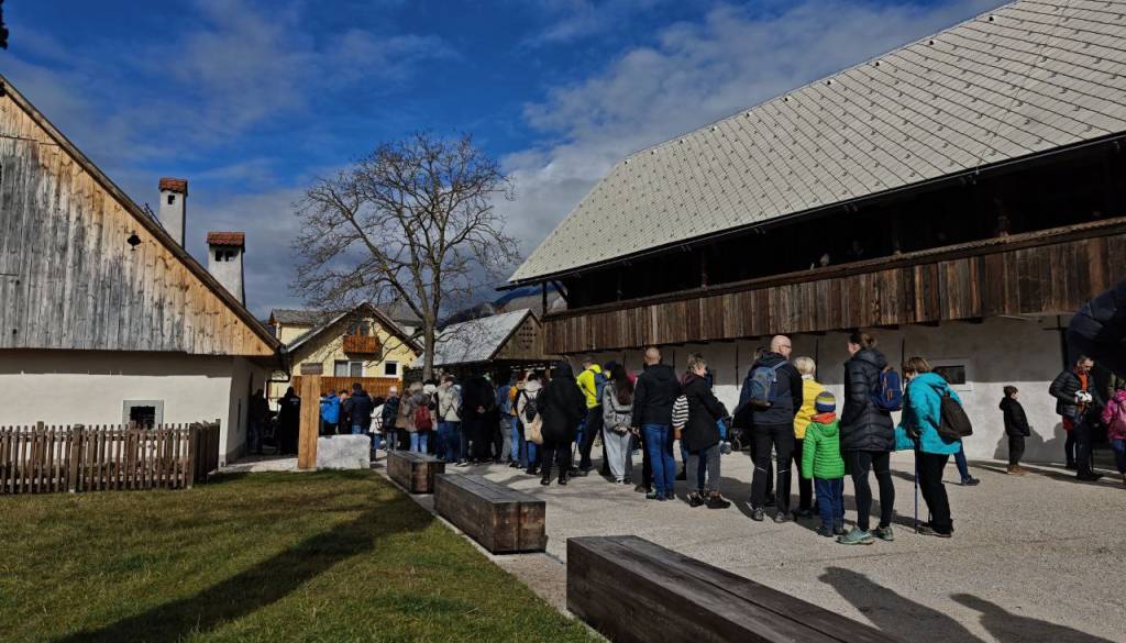 FOTO in VIDEO : Tako se v Vrbi obeleži Prešernov dan, obiskovalcev se je trlo