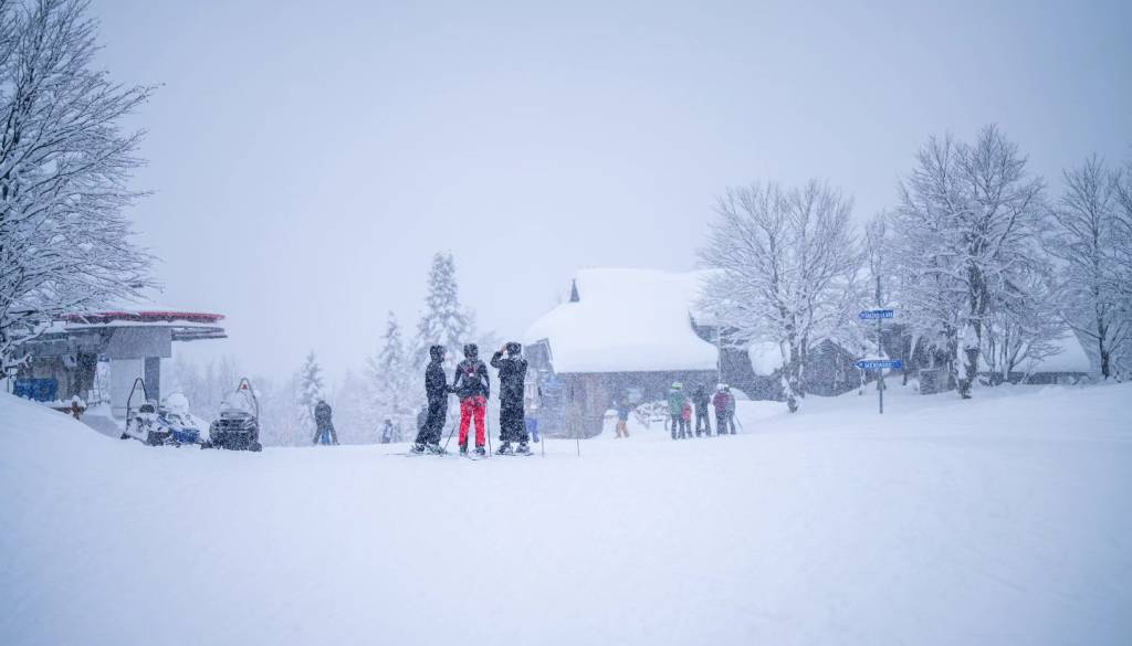 Na Voglu zima v najboljši formi, količino snega pa meri kar Snežko Snežak