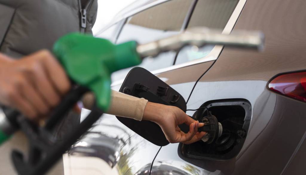 Goriva se ob polnoči dražijo, cene ostajajo regulirane