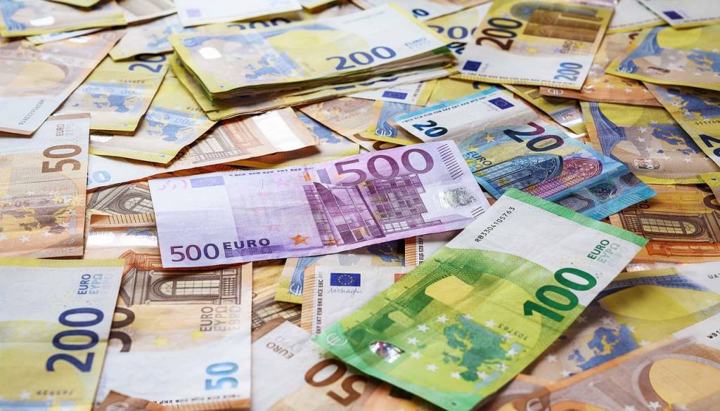 Z marcem otroški dodatek do 177 evrov, štipendije do 282 evrov