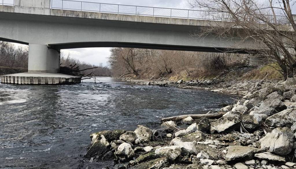 Groza ob reki Muri: sprehajalci v vodi opazili truplo ženske