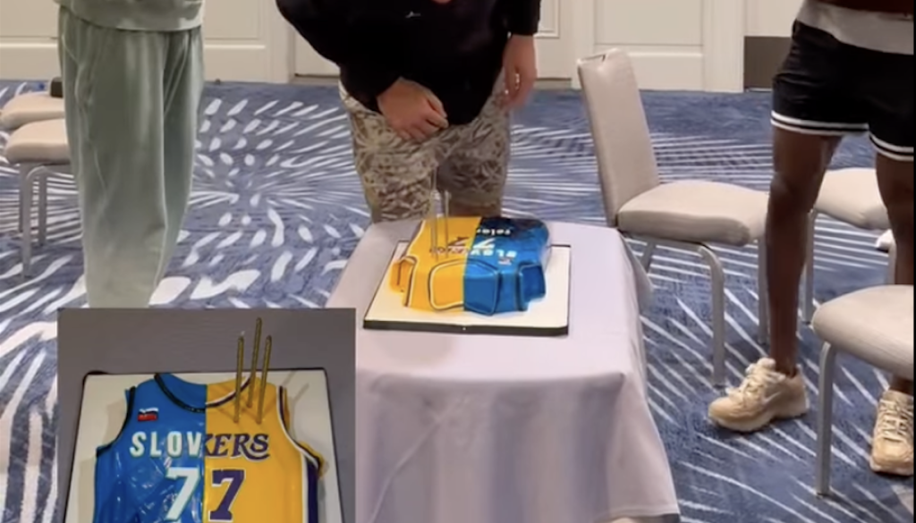 VIDEO: 'Slovkers!' Poglejte torto, ki so jo Dončiću podarili za 27. rojstni dan