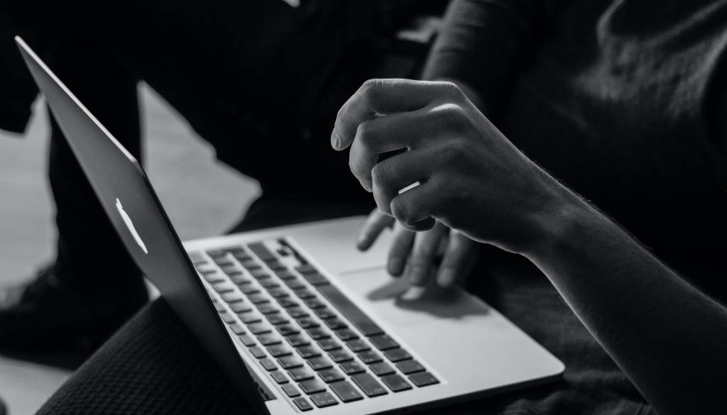 Slovenci zaradi spletnih prevar izgubili že 40,4 milijona evrov