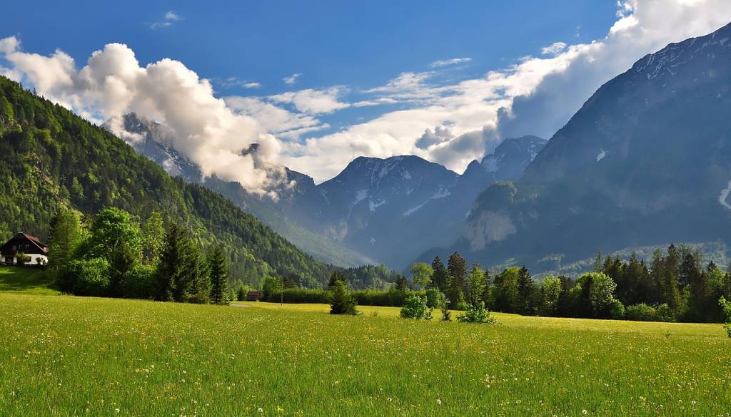 Po sončni nedelji v ponedeljek več oblakov, možne tudi plohe
